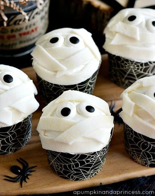 Mummy Cupcakes from A Pumpkin & A Princess | Spookalicious Halloween Treats